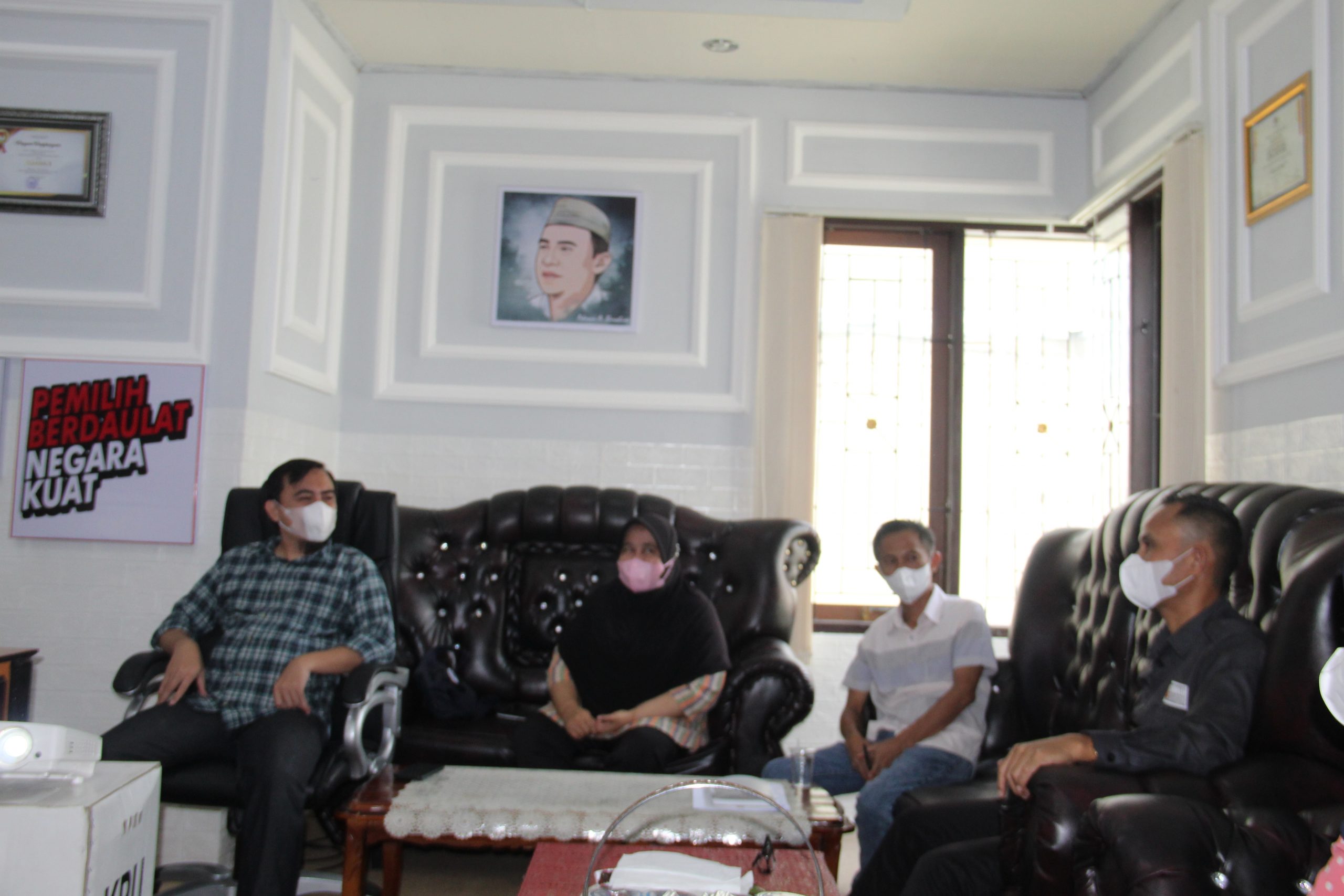 Anggota Bawaslu Bone Bolango Moh. Zain Slamet Baladraf saat mendatangi KPU Bone Bolango pada Selasa 21 Desember 2021
