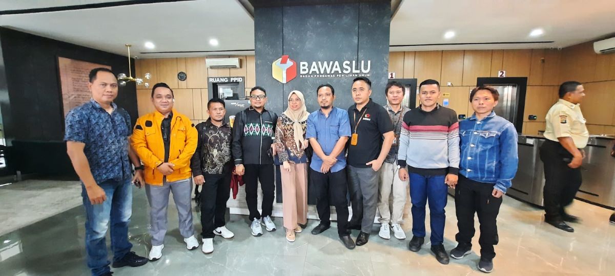 Rapat Pleno Rekapitulasi Perolehan Suara Tingkat Nasional, Alti Bersama Bawaslu Provinsi Serahkan Dokumen Hasil Rekapulasi Kepada Bawaslu RI