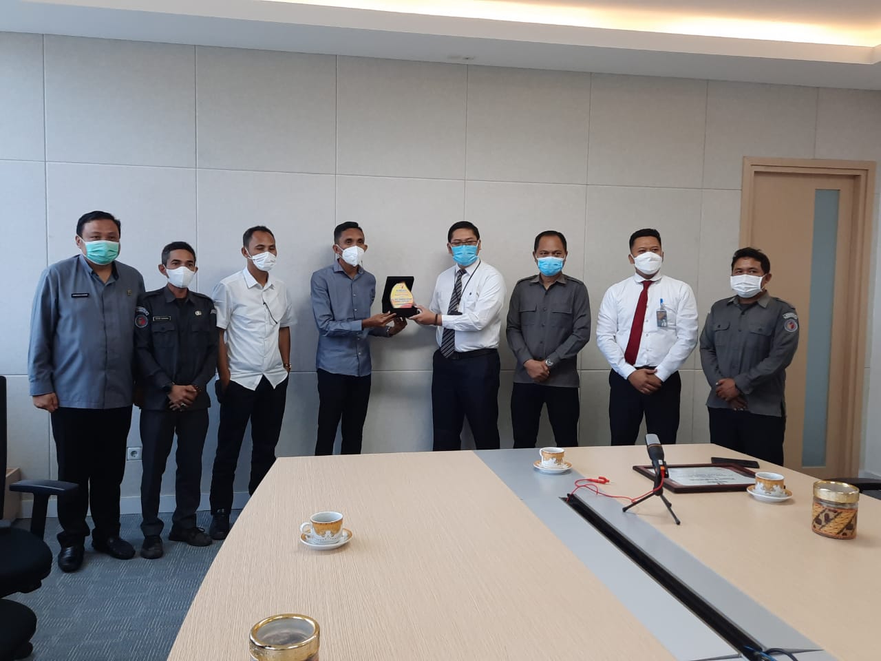 SERAHKAN PLAKAT DAN PIAGAM PENGHARGAAN, BEGINI TANGGAPAN KEPALA CABANG BANK TABUNGAN NEGARA (BTN) GORONTALO