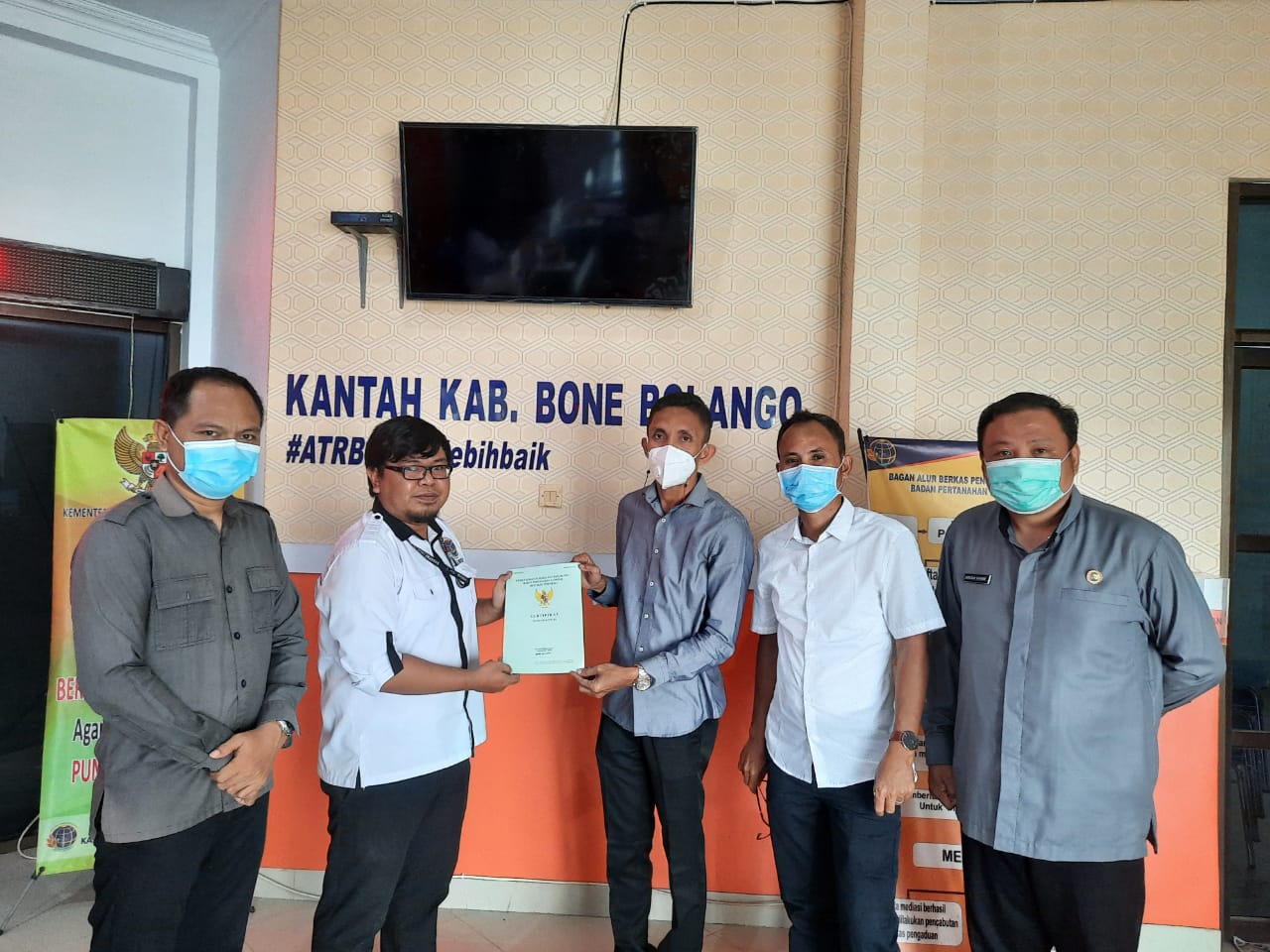 BAWASLU KABUPATEN BONE BOLANGO TERIMA SERTIFIKAT TANAH HIBAH PEMERINTAH DAERAH KABUPATEN BONE BOLANGO