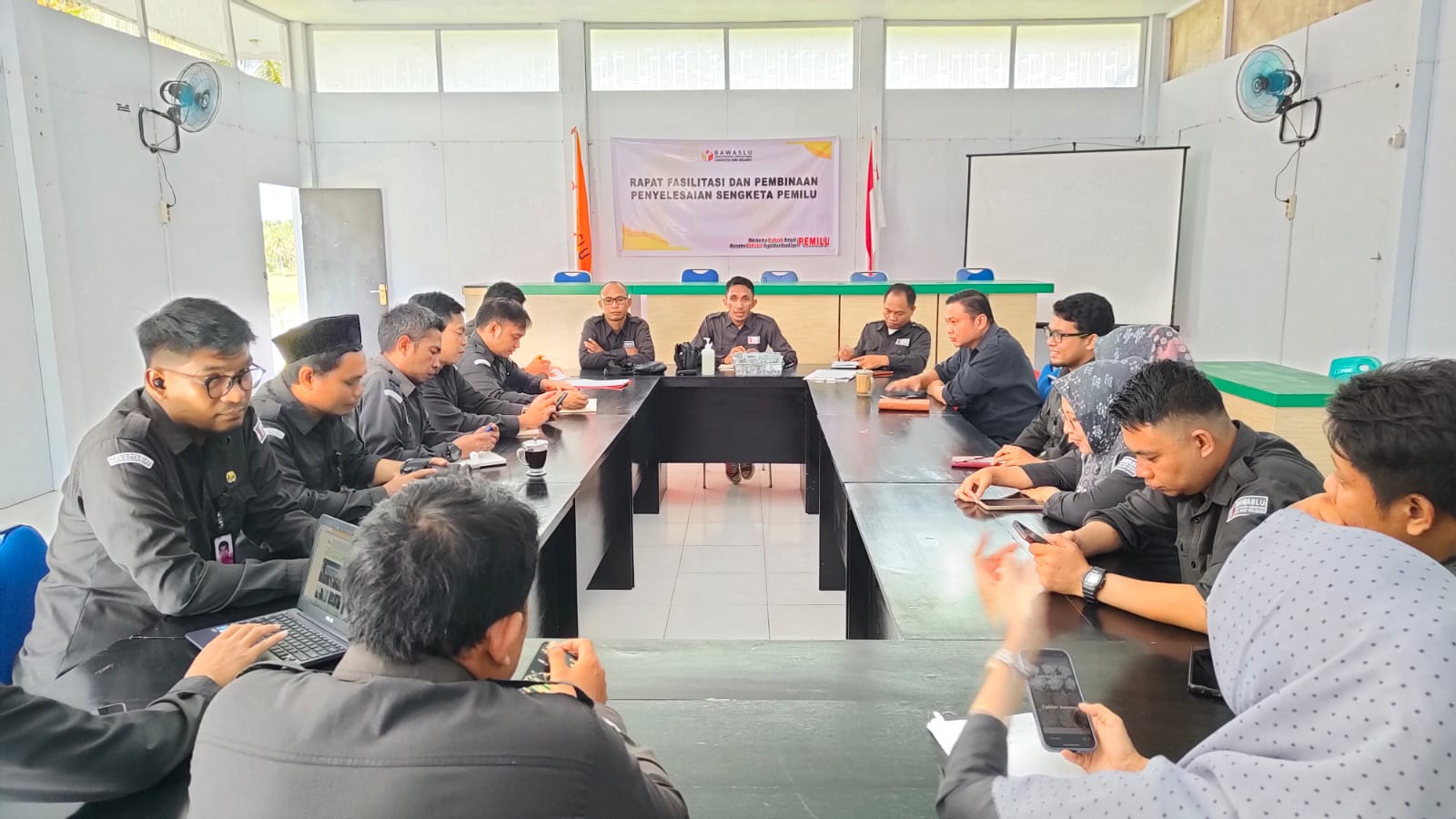 BAWASLU BONEBOL GELAR RAPAT RUTIN EVALUASI PELAKSANAAN TUGAS
