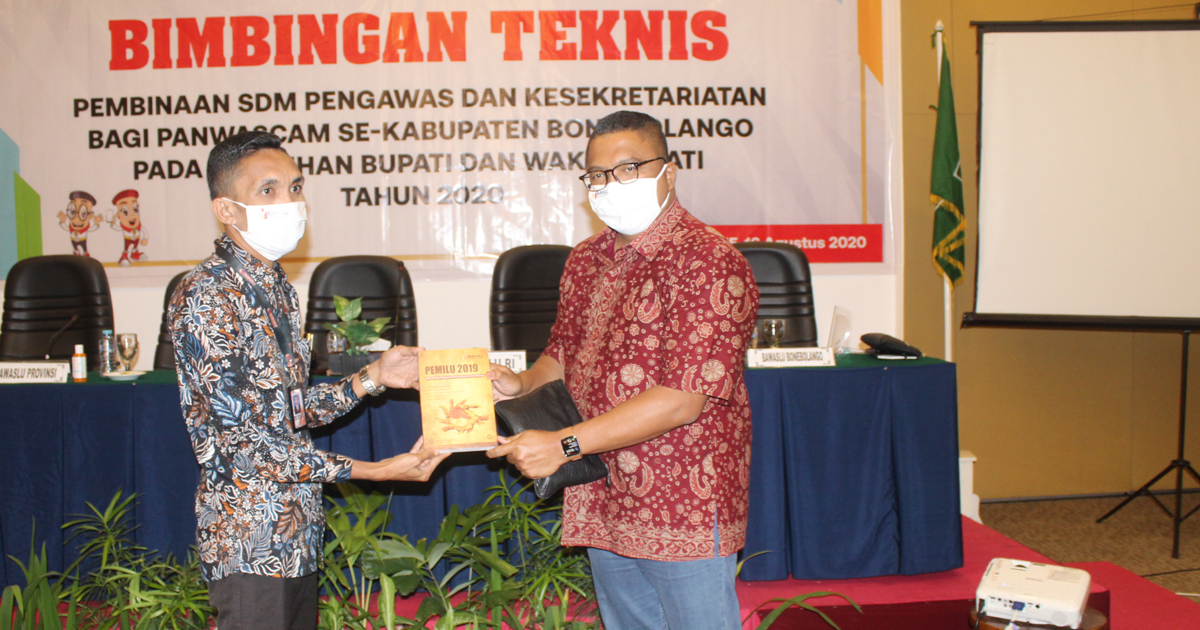 Ketua Bawaslu Bone Bolango serahkan buku Kinerja Pengawasan Pemilu kepada Pimpinan Bawaslu RI.