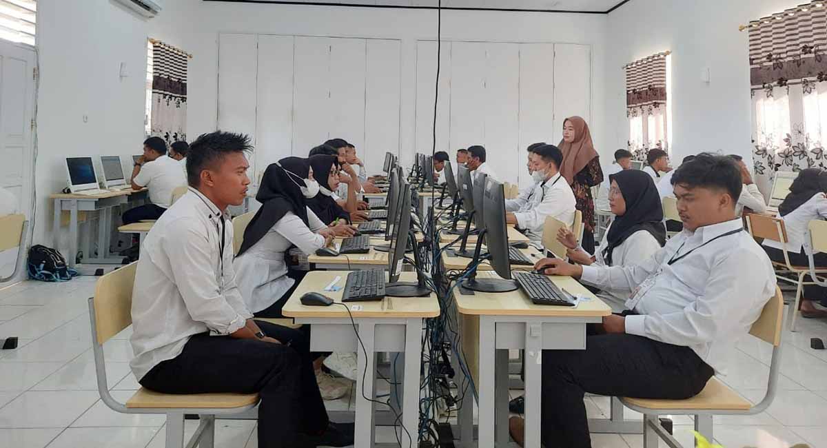 PELAKSANAAN UJIAN SOCERATIVE CAT CALON ANGGOTA PANWASLU KECAMATAN DI SMK NEGERI 1 SUWAWA BERLANGSUNG TERTIB