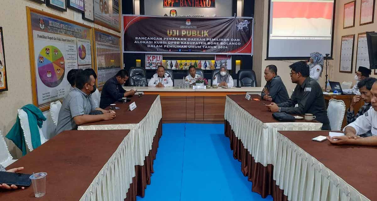 KETUA DAN ANGGOTA BAWASLU BONE BOLANGO HADIRI UJI PUBLIK RANCANGAN PENATAAN DAERAH PEMILIHAN DAN ALOKASI KURSI DPRD PADA PEMILU 2024 OLEH KPU KABUPATEN BONE BOLANGO