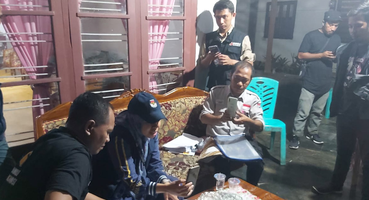 PENGGUNAAN TEKNOLOGI INFORMASI DALAM VERFAK, BAWASLU BONEBOL PASTIKAN TIM VERIFIKATOR SESUAI KETENTUAN