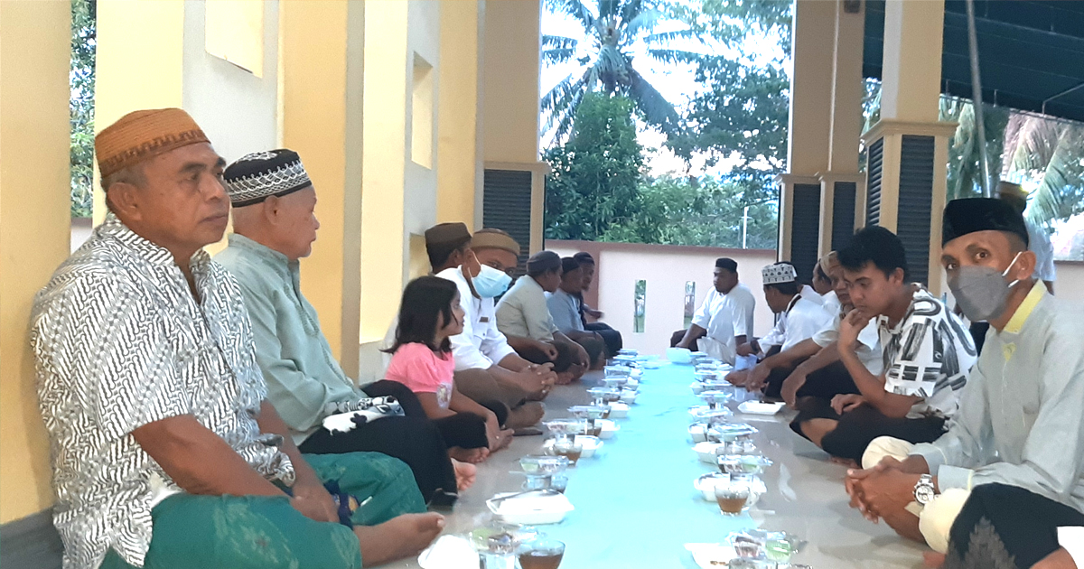Ramadhan Penuh Berkah.Bawaslu Bone Bolango Berbagi Takjil Jema'ah Masjid Al Amin Desa Boludawa