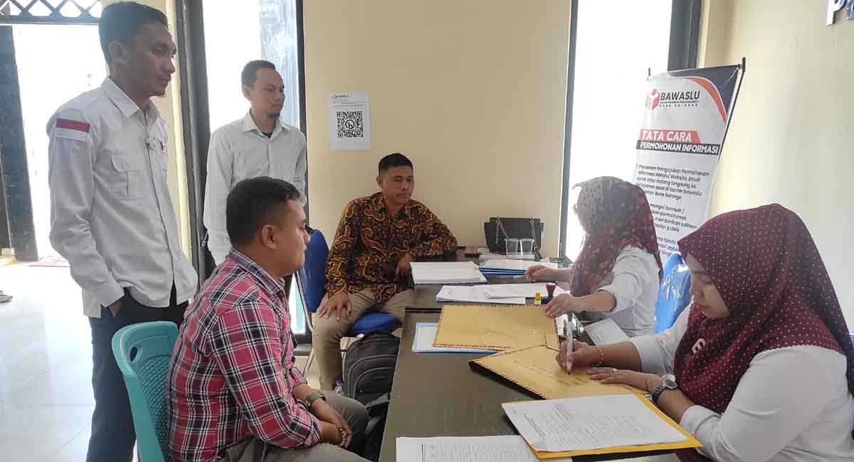 FAHRI: ANTUSIAS MASYARAKAT TERLIHAT DIHARI PERTAMA PENDAFTARAN CALON ANGGOTA PANWAS KECAMATAN DI KABUPATEN BONE BOLANGO