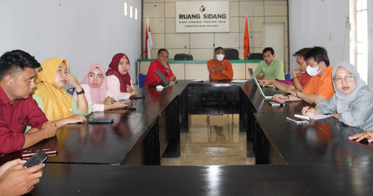 FAHRI PIMPIN PENYUSUNAN LAPORAN AKHIR DIVISI SDM