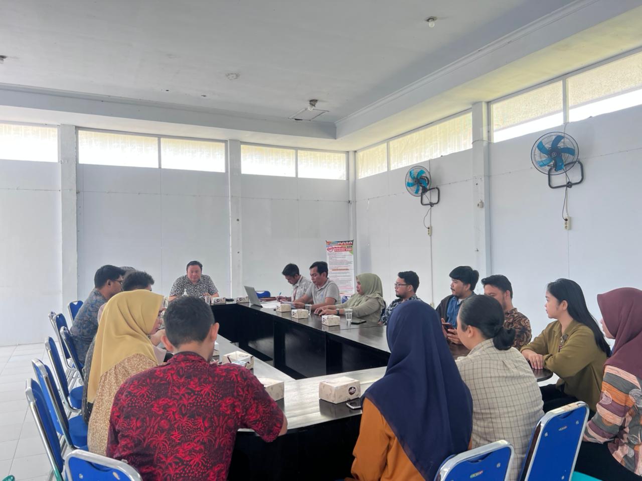BAHAS EVALUASI ANGGARAN DAN RENCANA AKSI KEGIATAN, ARKAN GELAR RAPAT INTERAL SEKRETARIAT