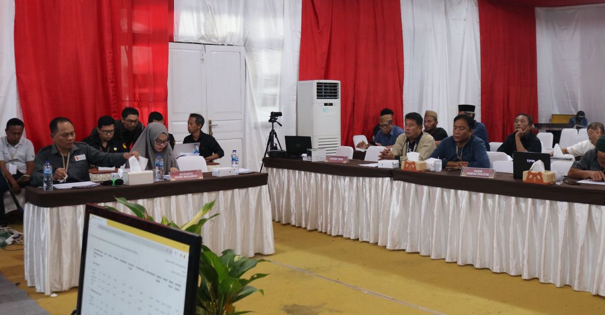 BAWASLU BONE BOLANGO SAKSIKAN PEMBACAAN DAN PENETAPAN PERINGKAT PEROLEHAN CALON OLEH KPU