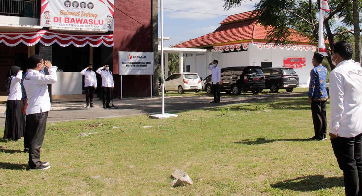BAWASLU BONEBOL GELAR UPACARA PERINGATAN HUT KEMERDEKAAN RI KE 77