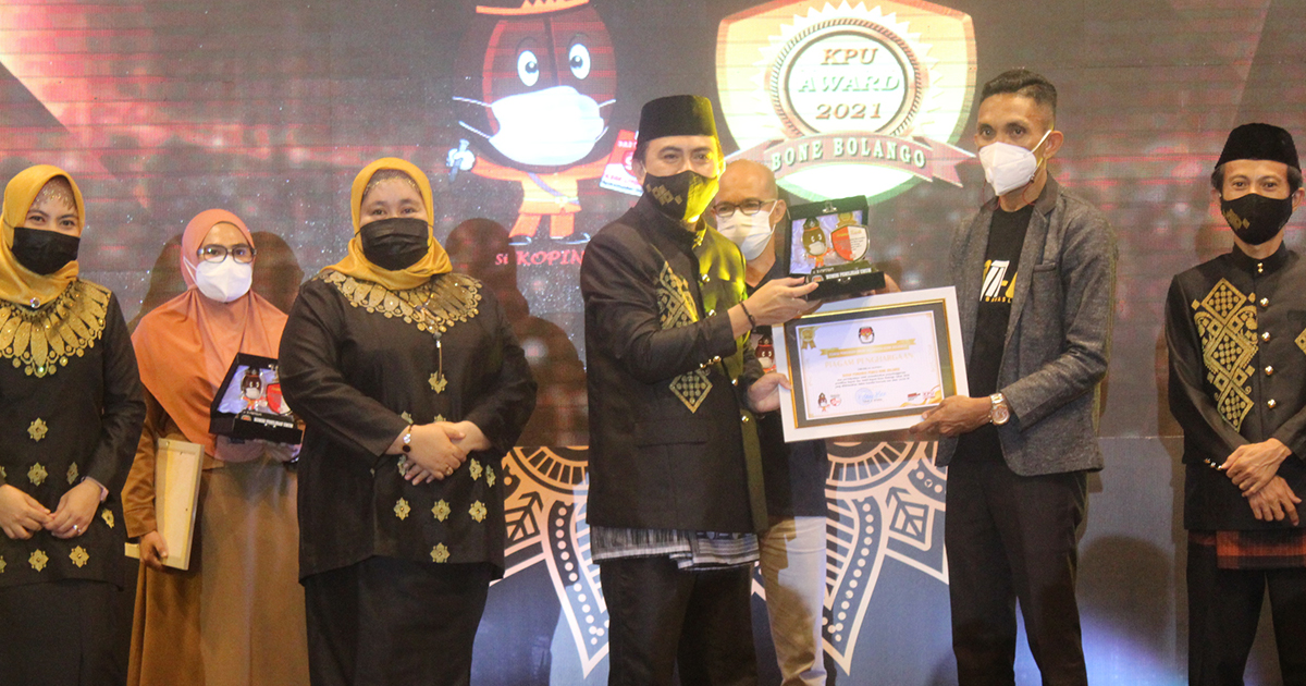 Bawaslu Kab. Bone Bolango Terima Penghargaan dari KPU Kab. Bone Bolango pada kegiatan KPU Award