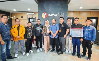 Rapat Pleno Rekapitulasi Perolehan Suara Tingkat Nasional, Alti Bersama Bawaslu Provinsi Serahkan Dokumen Hasil Rekapulasi Kepada Bawaslu RI