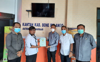 BAWASLU KABUPATEN BONE BOLANGO TERIMA SERTIFIKAT TANAH HIBAH PEMERINTAH DAERAH KABUPATEN BONE BOLANGO