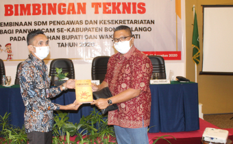Ketua Bawaslu Bone Bolango serahkan buku Kinerja Pengawasan Pemilu kepada Pimpinan Bawaslu RI.