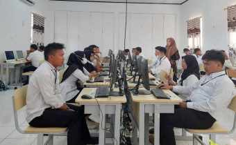 PELAKSANAAN UJIAN SOCERATIVE CAT CALON ANGGOTA PANWASLU KECAMATAN DI SMK NEGERI 1 SUWAWA BERLANGSUNG TERTIB