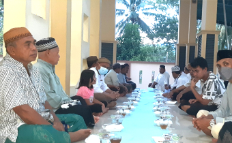 Ramadhan Penuh Berkah.Bawaslu Bone Bolango Berbagi Takjil Jema'ah Masjid Al Amin Desa Boludawa