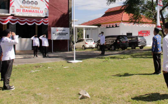 BAWASLU BONEBOL GELAR UPACARA PERINGATAN HUT KEMERDEKAAN RI KE 77