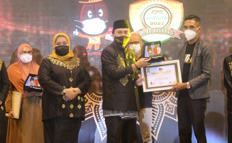 Bawaslu Kab. Bone Bolango Terima Penghargaan dari KPU Kab. Bone Bolango pada kegiatan KPU Award